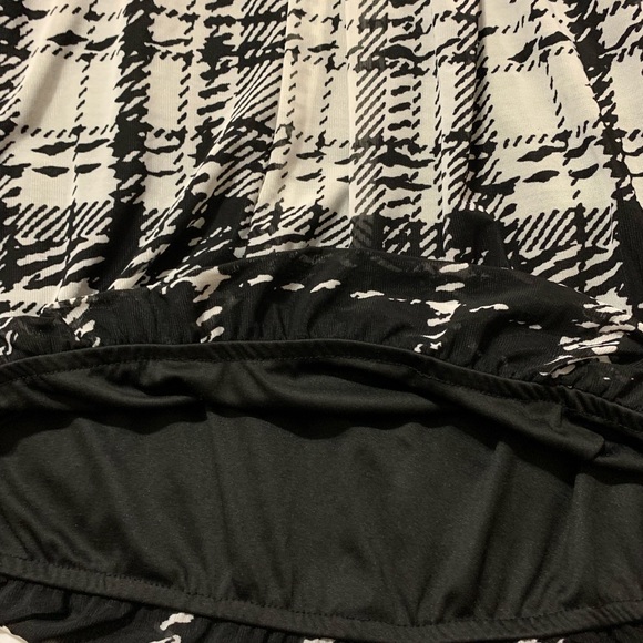 3/$15. Nice blouse mixed color black and white pattern - Picture 3 of 3